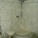 hochwertiges Bad mit kalibrierten Wand- und Bodenfliesen