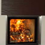 Großformat-Kacheln von Kaufmann-Keramik, BRUNNER Heizeinsatz mit Edelstahlblende