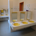 Badezimmer oben, mit farblich passenden Waschtischen in knalligem Gelb