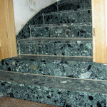 neuer Treppenbelag aus Agglo-Marmor auf einer alten Treppe